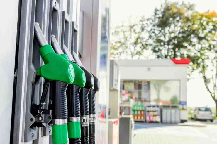 Prezzo carburanti Italia tra i più cari