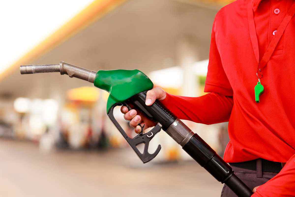 Il confronto sui guadagni delle stazioni di servizio