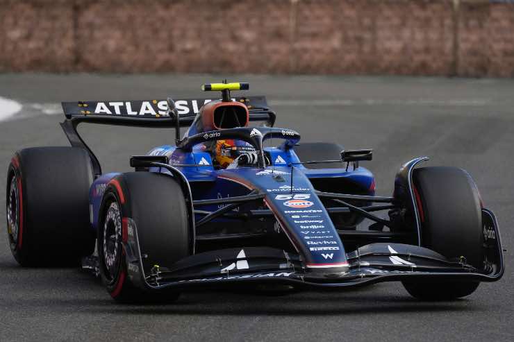 Carlos Sainz sul podio prima di Hamilton