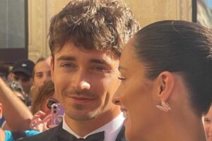 Il gesto ai fan di Charles Leclerc