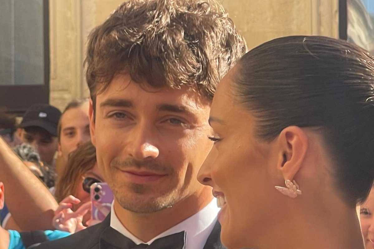Il gesto ai fan di Charles Leclerc