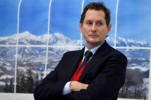 Elkann sta per vendere