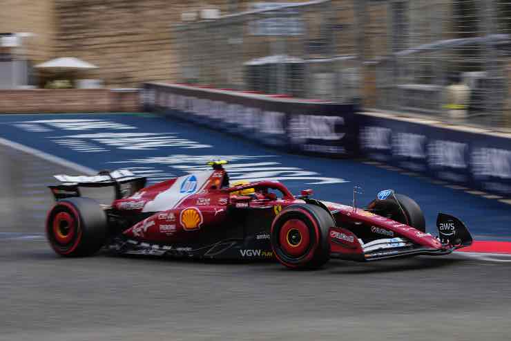 Lewis Hamilton vendute le sue supercar