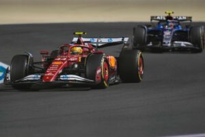 Lewis Hamilton e Carlos Sainz disfatta per la Ferrari