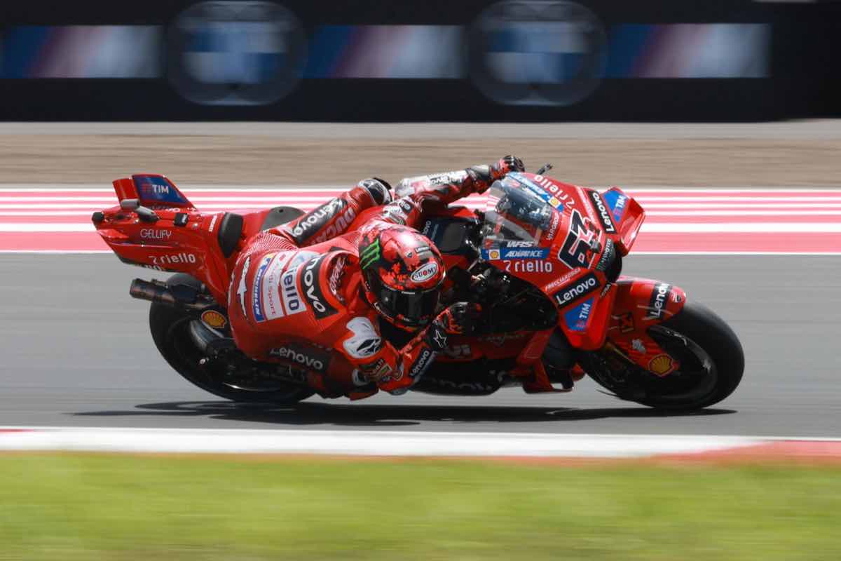 Bagnaia mossa a sorpresa