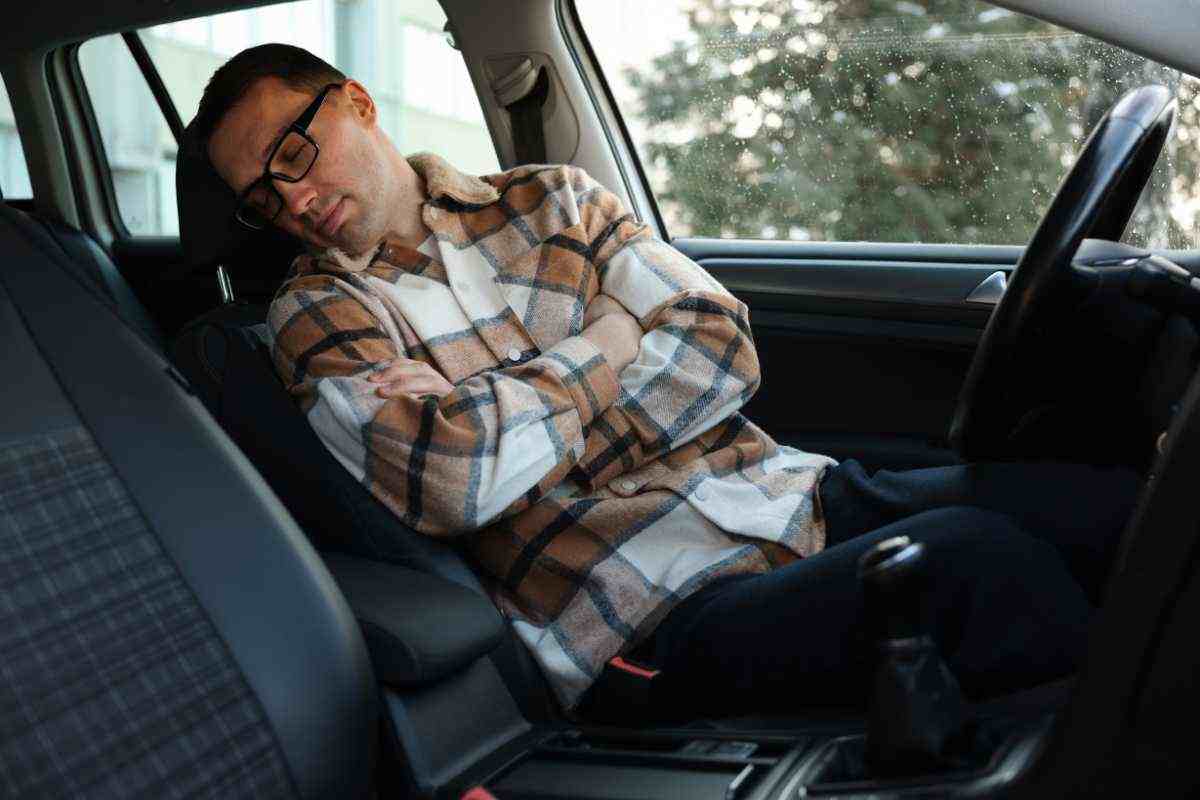 Ubriaco dorme in auto 
