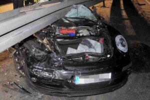 Ritira la Porsche e la distrugge