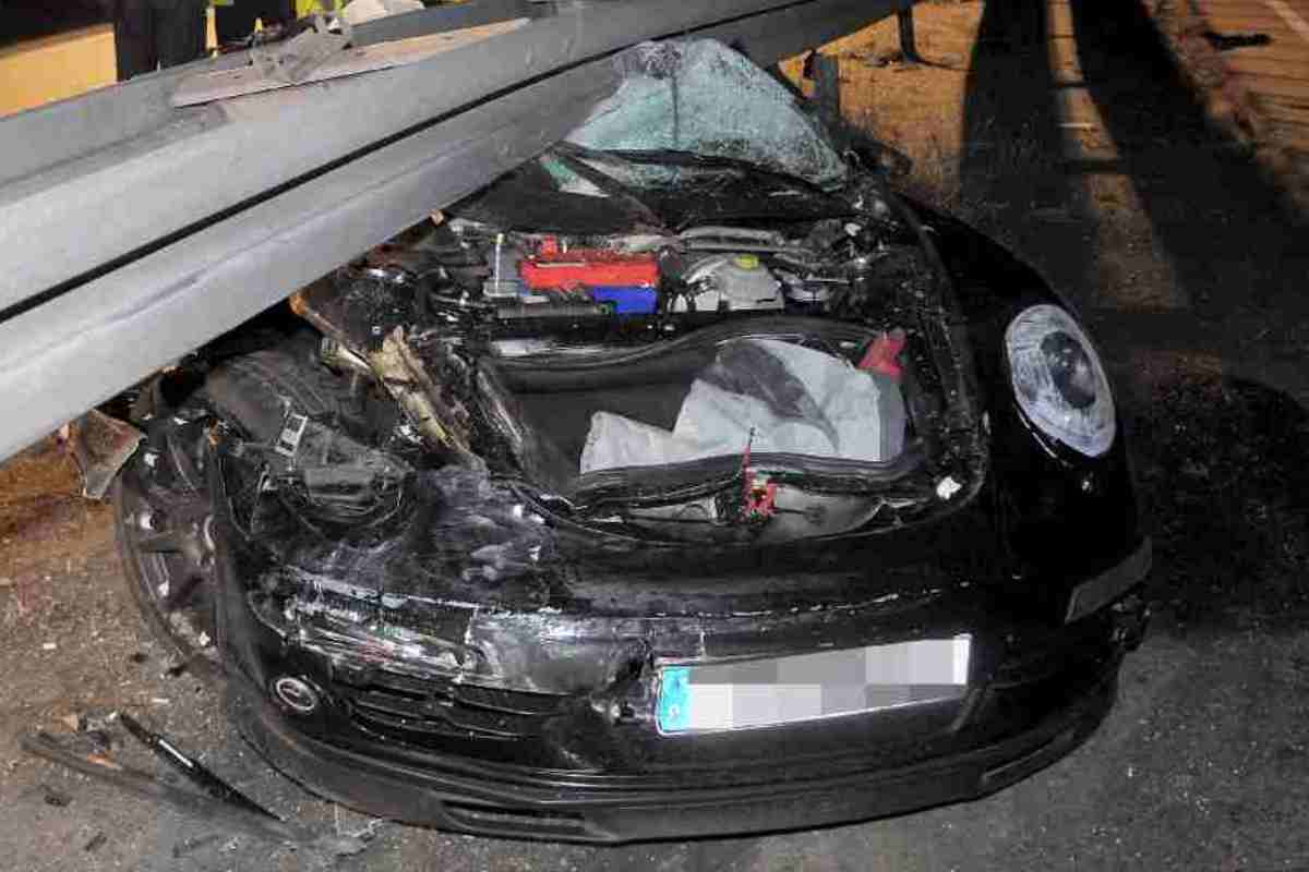 Ritira la Porsche e la distrugge