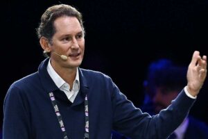 John Elkann attacca i piloti