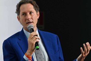 John Elkann attacco frontale