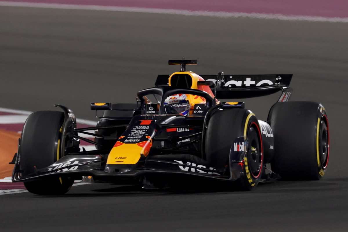 Verstappen umilia la Ferrari