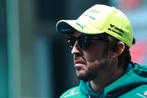 Alonso attacca Ferrari: “Loro possono tutto, noi no”. Scoppia la polemica prima del GP