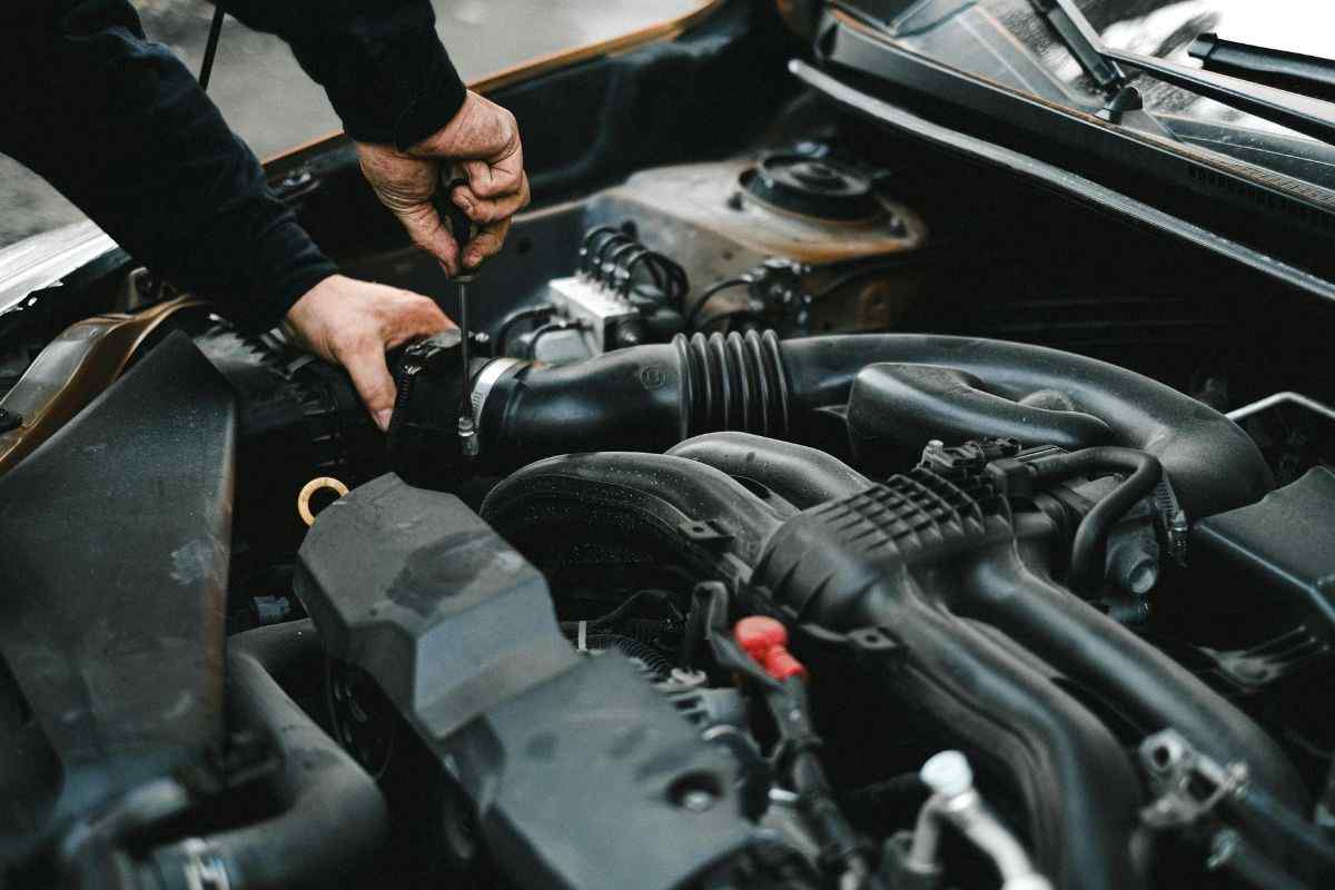 Aftermarket auto, crescita da record ma manca il motore umano: l’Italia cerca tecnici che non trova