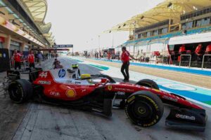 Ferrari detta la linea, gli altri inseguono: lo scarico “soffiato” accende il caso in Formula 1
