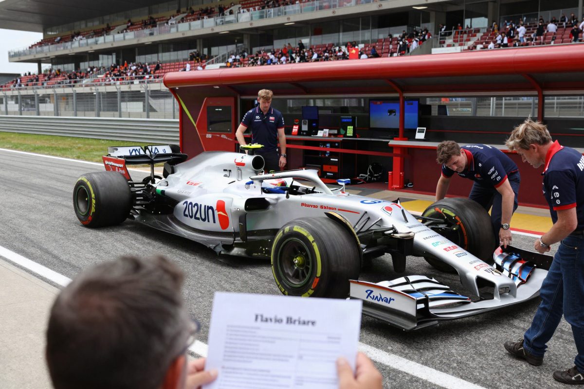 F1, Flavio Briatore mostra un foglio in conferenza stampa