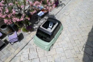 Fiat Topolino Dolcevita verde con tetto apribile in tela, vista dall’alto