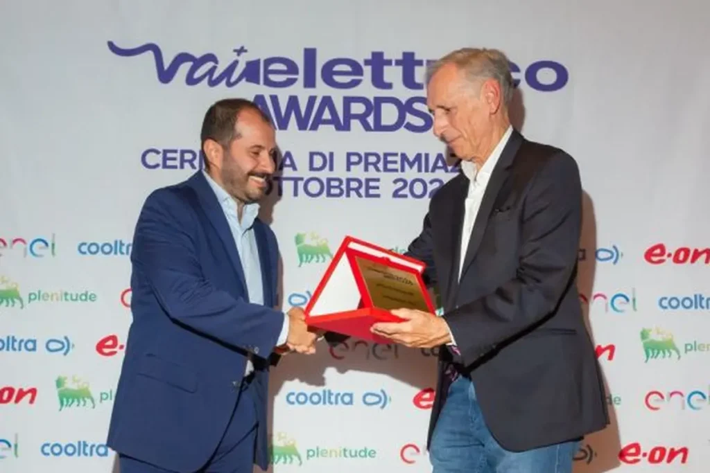 Premio alla Leapmotor T03: Christos Tsafonias con Mauro Tedeschini
