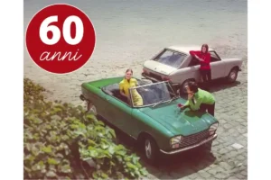 Peugeot 204 Cabriolet verde e Coupé nell’immagine ufficiale per i 60 anni