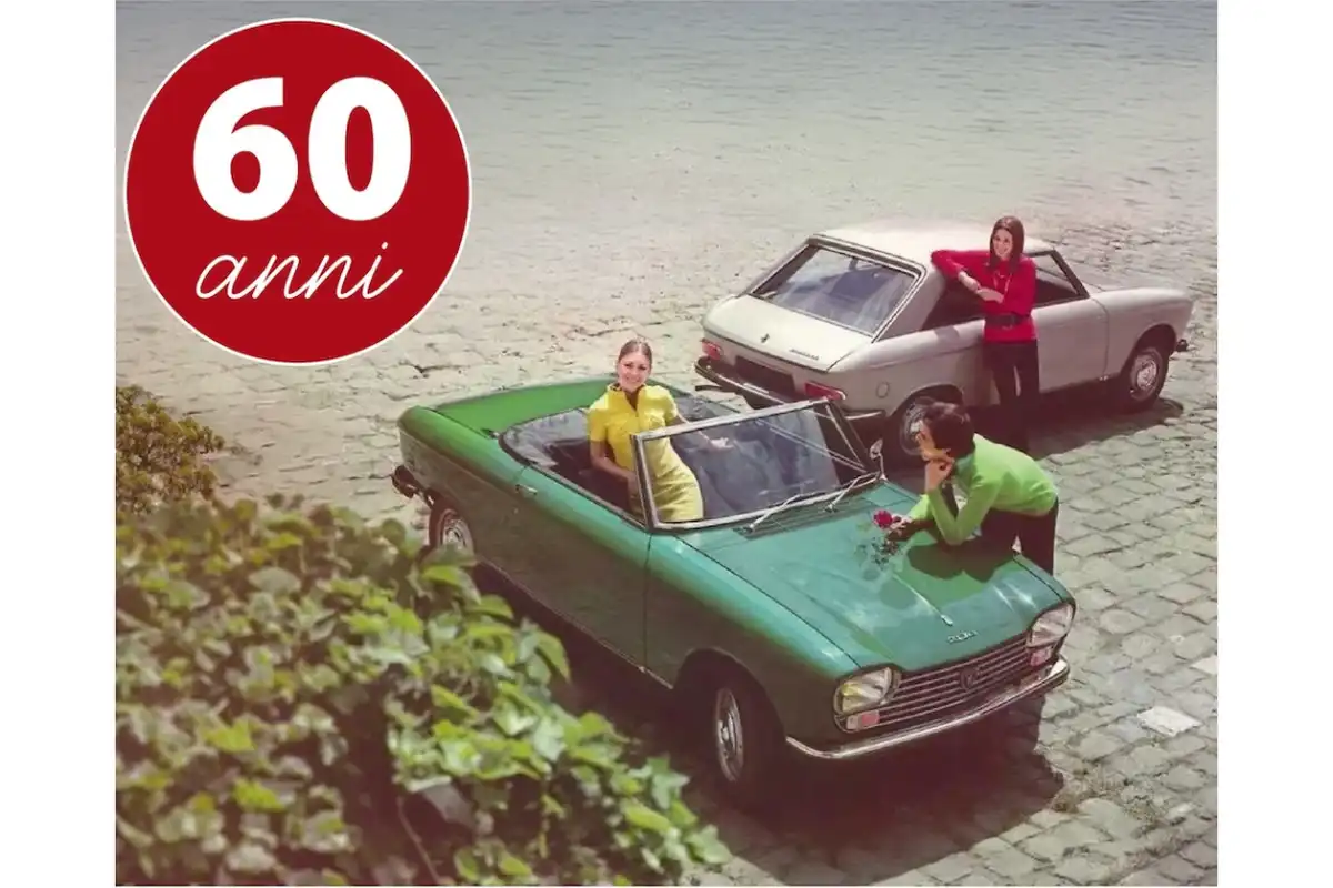 Peugeot 204 Cabriolet verde e Coupé nell’immagine ufficiale per i 60 anni