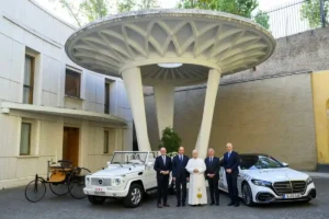 Papamobili Mercedes-Benz e vetture della Stella in Vaticano con il Pontefice